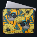 Märchenwren und Mohn in Gelb Laptopschutzhülle<br><div class="desc">Märchen und Mohnchen,  nahtlos gezeichnet Muster auf Illustrator.</div>
