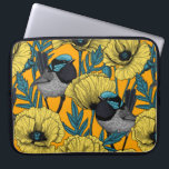 Märchenwren und Mohn in Gelb Laptopschutzhülle<br><div class="desc">Märchen und Mohnchen,  nahtlos gezeichnet Muster auf Illustrator.</div>