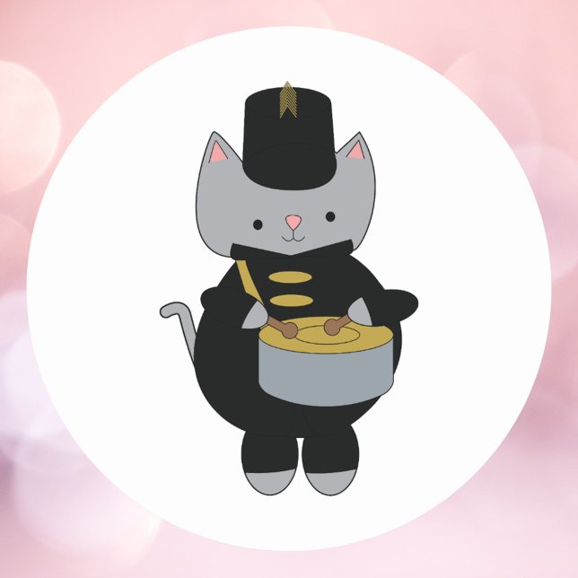 Marching Band Cat Snare Drum Black and Gold Runder Aufkleber (A sticker of a cat playing the snare drum in a black & gold marching band uniform.)