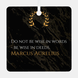 Marcus Aurelius Weisheit: Aktionen sprechen laut Ornament Aus Metall