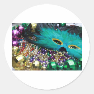 Mardi Gras Beads & Green Feather Mask Runder Aufkleber