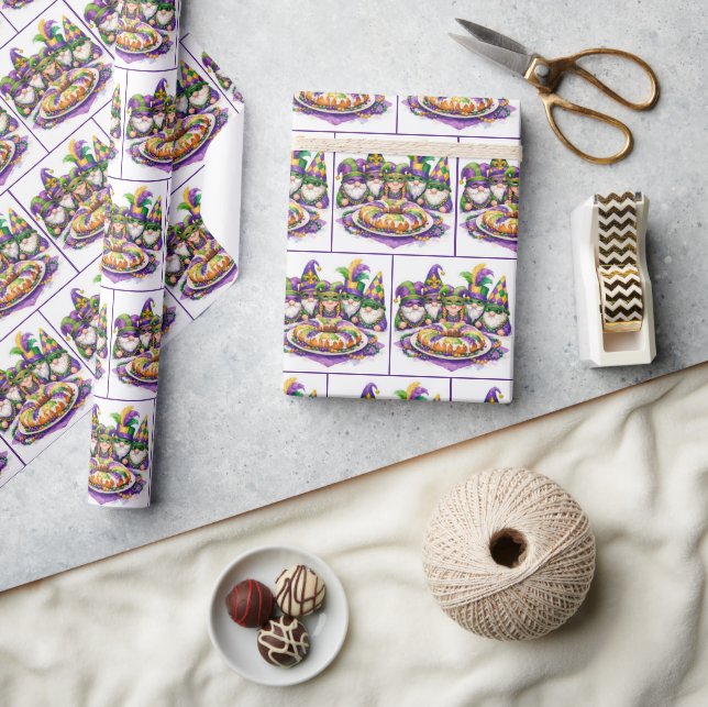Mardi Gras Gnome Party With King Cake Geschenkpapier (Kunsthandwerk)