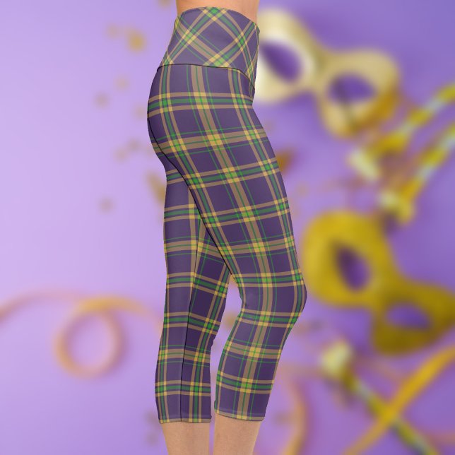 Mardi Gras Lila Green Gold Kariert Capri Leggings (A fun purple, green and gold plaid capri leggings perfect for mardi gras and beyond)
