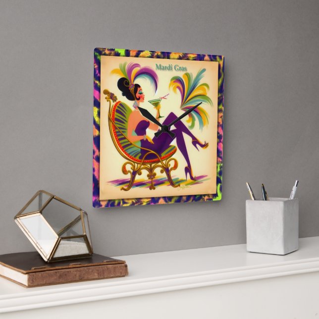 Mardi Gras Martini Woman Quadratische Wanduhr (Büro)