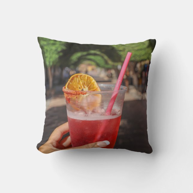 Margarita mit Blick auf den Baumgarten | Loreto Kissen (Vorderseite)