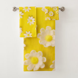 Marguerites avec un arrière - plan jaune