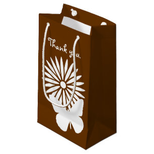 Marguerites et papillons dans le sac cadeau au cho