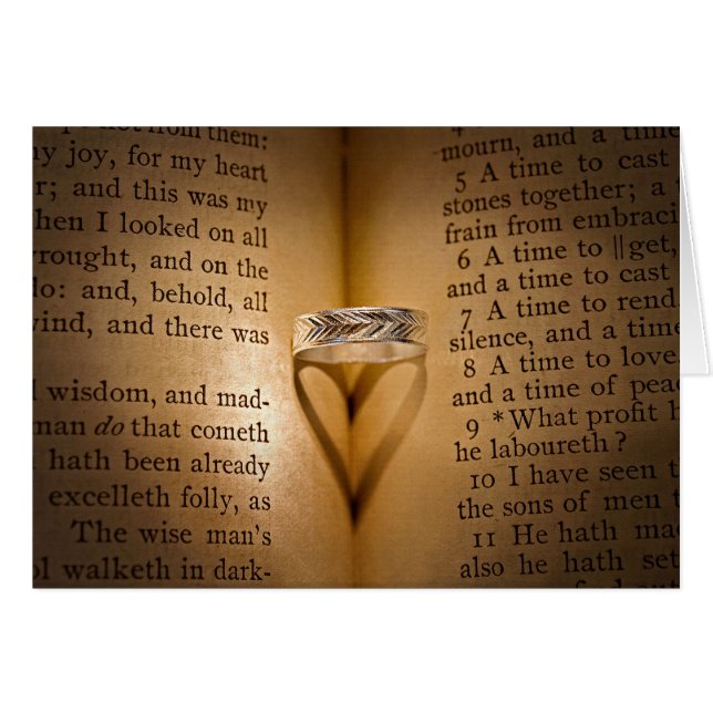 Mariage Anneau ombre du coeur sur la Bible (Devant horizontal)