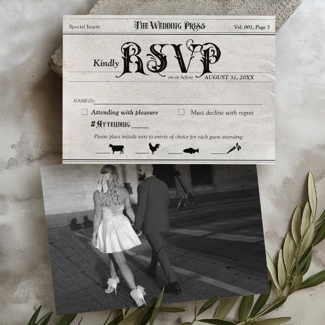 Mariage photo vintage du journal Inviter carte RSV (Vintage black and white newspaper photo formal wedding invitation rsvp response card food symbols)
