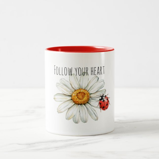 Marienkäfer auf Gänseblümchen Zweifarbige Tasse (Mittel)