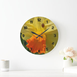 Marienkäfer auf gelber Narzisse floral Große Wanduhr