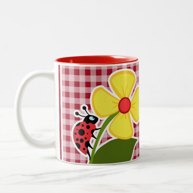 Marienkäfer auf Karmin-Rot-Gingham Zweifarbige Tasse (Links)
