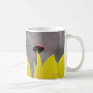 Marienkäfer auf Sonnenblume-Blumenblatt Kaffeetasse