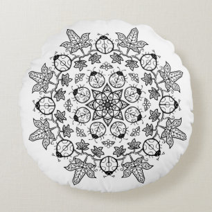 Marienkäfer-Blume verlässt Mandala, mich zu fär Rundes Kissen
