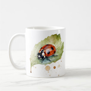 Marienkäfer sitzt auf einem Blatt in lebendiger Aq Kaffeetasse
