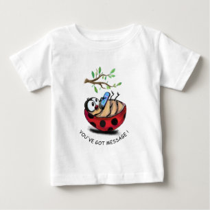 Marienkäfer tippt Nachricht auf dem Telefon - Füge Baby T-shirt