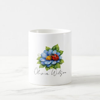 Marienkäferglück auf einer blühenden blauen Blume Kaffeetasse
