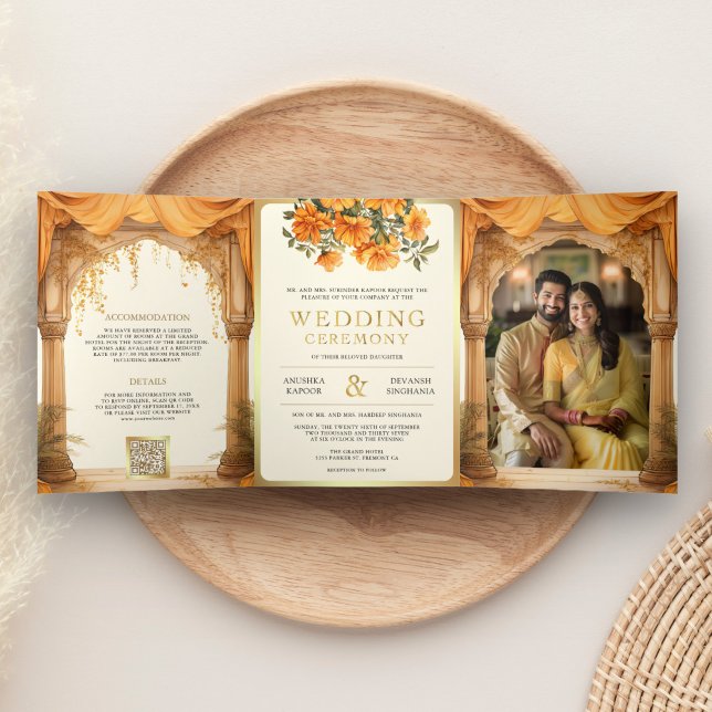 Marigold Floral Yellow South Indian Mandap Wedding Dreifach Gefaltete Einladung (Von Creator hochgeladen)