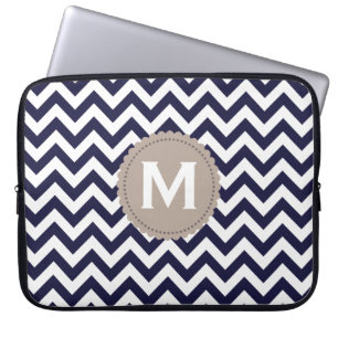 Marine-Blau-weißes Monogramm-Zickzack Muster Laptopschutzhülle