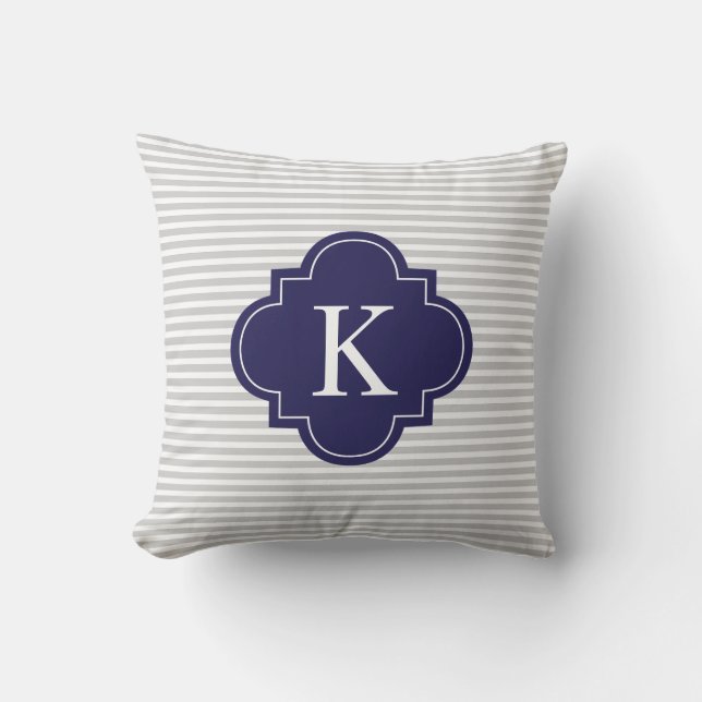 Marine-blaues Grau Stripes Quatrefoil Monogramm Kissen (Vorderseite)