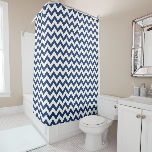 Marine Bleu Blanc Chevron Motif rideau de douche (En situation)