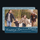 Marine Blue Geo Script | Hanukkah-Foto Feiertagskarte<br><div class="desc">Teilen Sie Hanukkah-Grüße mit Freunden und Familie mit unserer eleganten und modernen Hanukkah-Fotokarte,  mit Ihrem Lieblings-Foto mit überlappenden Bands von Tiefseelblau und "Happy Hanukkah" in modernem handgeschriebenem Stil Typografie. Personalisieren Sie mit Ihrem Familiennamen oder Ihren persönlichen Gruß.</div>