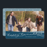 Marine Blue Geo Script | Hanukkah-Foto Feiertagskarte<br><div class="desc">Teilen Sie Hanukkah-Grüße mit Freunden und Familie mit unserer eleganten und modernen Hanukkah-Fotokarte,  mit Ihrem Lieblings-Foto mit überlappenden Bands von Tiefseelblau und "Happy Hanukkah" in modernem handgeschriebenem Stil Typografie. Personalisieren Sie mit Ihrem Familiennamen oder Ihren persönlichen Gruß.</div>