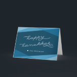Marine Blue Geo Script | Happy Hanukkah Feiertagskarte<br><div class="desc">Schicken Sie Ihre Hanukah Wünsche mit dieser eleganten und modernen Grußkarte in marineblau. Überschneidende geometrische Formen in Gradiententönen von dunklem aquamarin bieten den perfekten Hintergrund für "Happy Hanukkah" in der modernen,  weißen handgeschriebenen Typografie. Fügen Sie mithilfe des angegebenen Felds eine optionale Insider-Meldung hinzu.</div>