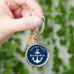 Marine Custom Captain and Boat Name Anchor Schlüsselanhänger<br><div class="desc">Das Round nautical Schlüsselanhänger Design zeichnet sich durch ein schlichtes,  stilvolles marineblau-weißes Küstendesign mit Bootanker-Akzent aus. Personalisieren Sie den benutzerdefinierten Text mit dem Namen des Bootes und Bootes Eigentümer / Kapitän,  Standort oder andere bevorzugte Formulierung.</div>