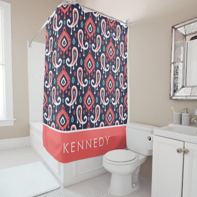 Marine und Coral Ikat Paisley Monogram Duschvorhang (Beispiel)