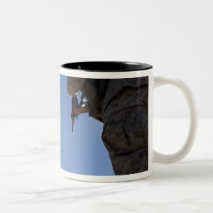 Marineänderungszeitschriften inmitten der Zündun Zweifarbige Tasse