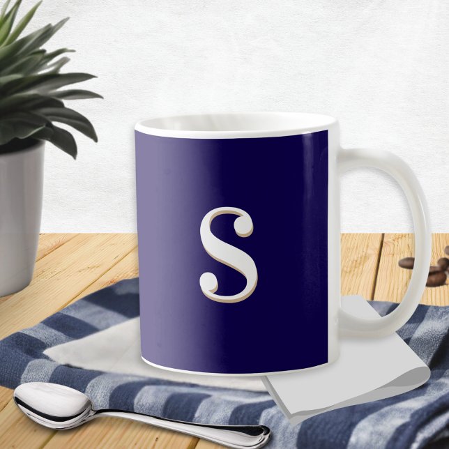 Marineblau Einfaches Elegantes Monogramm Anfangsbu Kaffeetasse (A stylish monogrammed coffee mug, in dark navy blue with white custom initial on both sides)
