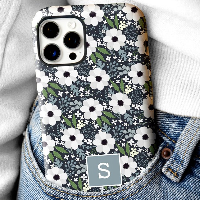 Marineblaues florales Monogramm iPhone 16 Pro Hülle (Von Creator hochgeladen)