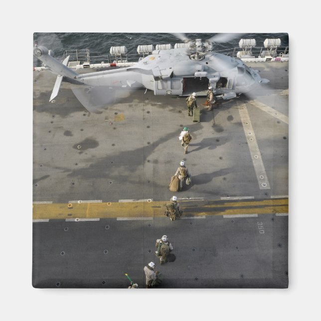 Marines bereiten sich auf den Einsatz an Bord eine Magnet (Vorne)