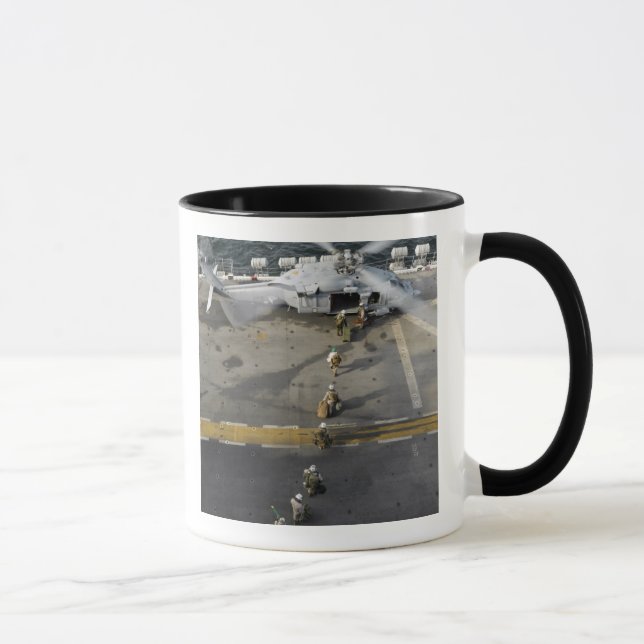 Marines bereiten sich auf den Einsatz an Bord eine Tasse (Rechts)