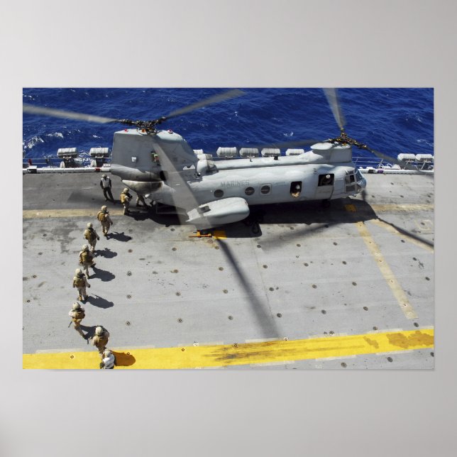 Marines besteigen einen CH-46E Sea Knight Hubschra Poster (Vorne)
