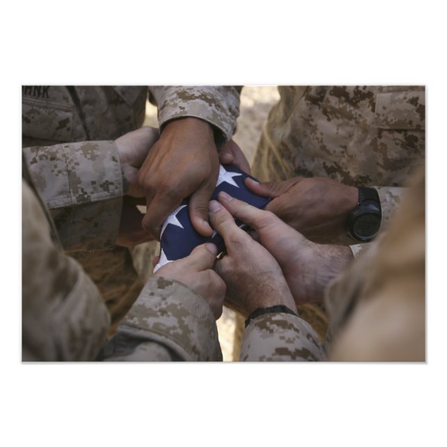 Marines falten eine amerikanische Flagge Fotodruck (Vorne)