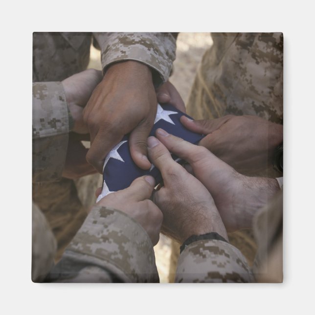 Marines falten eine amerikanische Flagge Magnet (Vorne)
