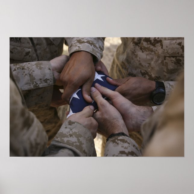 Marines falten eine amerikanische Flagge Poster (Vorne)