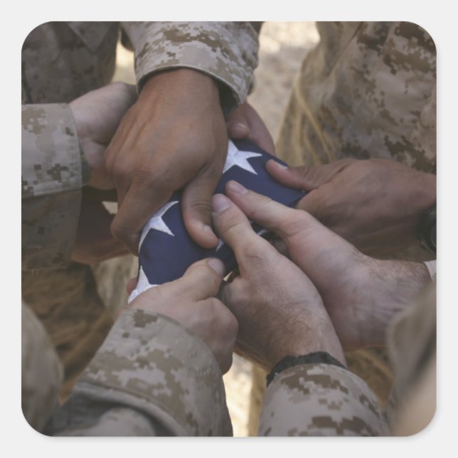 Marines falten eine amerikanische Flagge Quadratischer Aufkleber (Vorderseite)