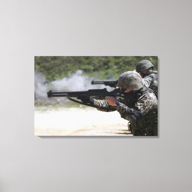 Marines feuern Schusswaffen Leinwanddruck (Vorderseite)