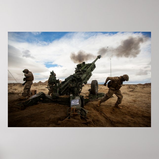 Marines Fire a M77-A2 Howitzer Poster (Vorne)