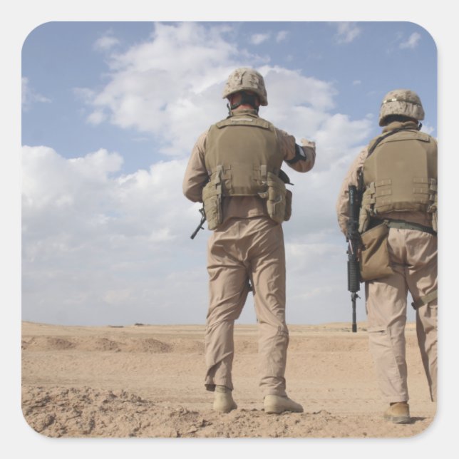 Marines scannen den Horizont für aufständische Akt Quadratischer Aufkleber (Vorderseite)