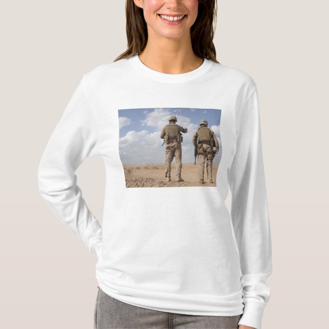 Marines scannen den Horizont für aufständische Akt T-Shirt (Vorderseite)