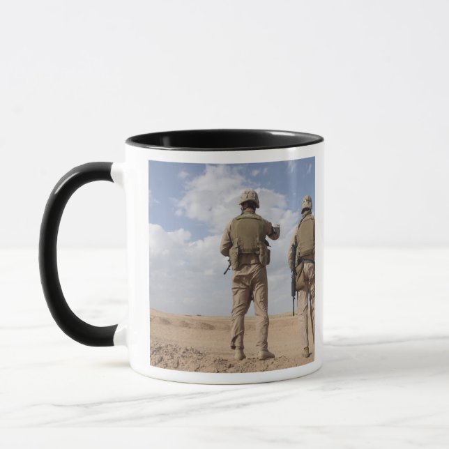 Marines scannen den Horizont für aufständische Akt Tasse (Links)