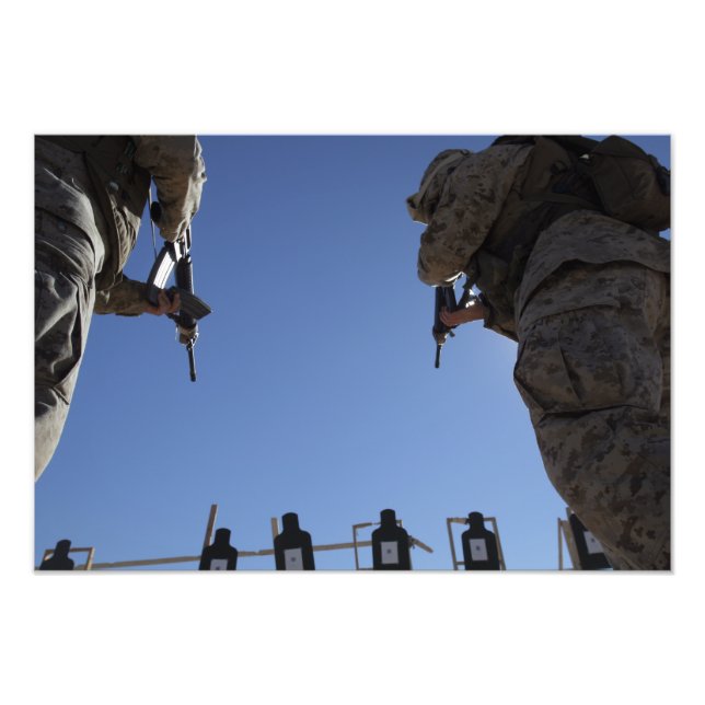 Marines wechseln Zeitschriften inmitten der Entlas Fotodruck (Vorne)