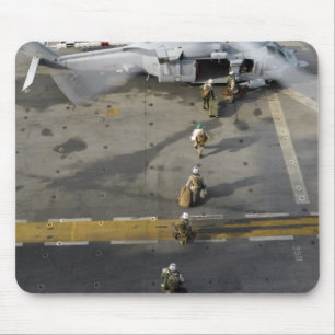 Marinesoldaten bereiten vor sich, ein MH-60S zu Mousepad