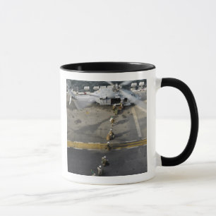 Marinesoldaten bereiten vor sich, ein MH-60S zu Tasse