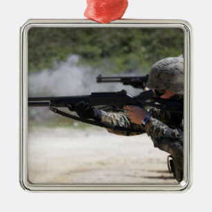 Marinesoldaten, die Schrotflinten abfeuern Silbernes Ornament