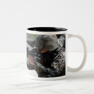 Marinesoldaten, die Schrotflinten abfeuern Zweifarbige Tasse